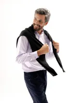 Camisa de manga larga con diseño de micro pie de poule, cuello clásico y cierre frontal con botones.