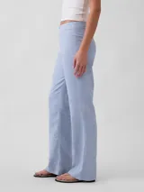 Pantalón de tiro bajo color blanco, de corte recto y holgado.