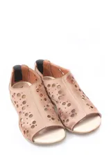 Sandalia color beige con perforaciones circulares, puntera descubierta y suela con cámara de aire.
