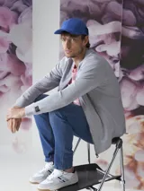 Campera bomber con cierre completo, color azul marino.