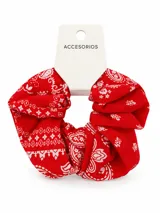 Colero de tela rojo con estampado estilo bandana en color blanco.