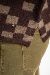 Sweater de punto con diseño de cuadros en tonos marrón y beige, de corte recto, cuello redondo y manga larga.