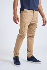 Pantalón cargo de corte slim, color verde militar, con cierre y botón frontal, bolsillos laterales tipo cargo y sin puños en los tobillos.
