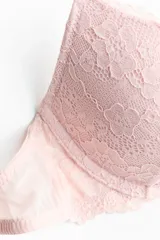 Soutien push-up de encaje color rosado con aros y copas acolchadas. Breteles ajustables.