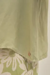 Camisa verde pistacho de manga corta con cuello camisero y botones anacarados, confeccionada en tejido lino-tencel.