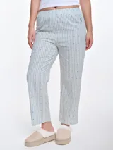 Pantalón de dormir de corte recto y calce relajado, confeccionado en popelina de algodón con estampado de rayas verticales y pequeños puntos bordados. Presenta cintura elastizada para mayor comodidad.