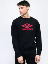 Buzo negro de felpa sin frisa, con cuello redondo y logo Umbro bordado en rojo en el pecho.