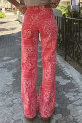 Jean de corte oxford con estampado estilo bandana en tonos naranja y blanco. Presenta tiro medio y una estructura firme.