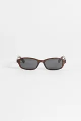 Lentes de sol con montura rectangular en color marrón carey y cristales oscuros, con protección UV.