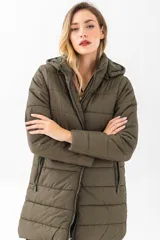 Campera puffer acolchada de color bordó, con cierre frontal completo, capucha desmontable y bolsillos laterales con cierre.