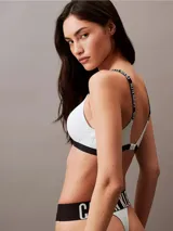 Corpiño Calvin Klein modelo Intense Power Micro, color celeste, con copas suaves y tirantes ajustables con logo.