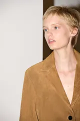Chaqueta oversize de piel de ante color marrón de la ZW Collection de Zara, con cuello solapa, manga larga, bolsillos delanteros con solapa, forro interior y cierre frontal de botones.