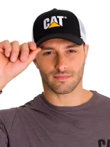 Gorra tipo trucker con frente negro y malla trasera blanca, con el logo de la marca bordado en el frente.