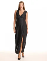 Vestido largo negro de seda fría, marca Julia Jordan. Presenta escote en V en el frente y la espalda, frunces bajo el busto y una banda ancha en la cintura con lazos largos para anudar en la espalda. La falda tiene una caída fluida con un tajo lateral pronunciado.