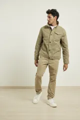 Pantalón de gabardina color verde militar, de corte recto y tiro medio.