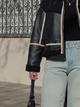 Pantalón de jean celeste con tiro alto, corte recto y bolsillos delanteros y traseros.