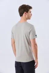 Remera lisa de manga corta y cuello redondo, color gris oscuro, de calce cómodo con pequeño logo bordado en el pecho.