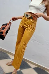 Pantalón de cuero color marrón con corte recto.