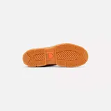 Bota de caña media Sorel, confeccionada en piel de plena flor impermeable color tostado. Presenta cierre de cordones con ojales metálicos, tirador en el talón y una suela de caucho moldeado con diseño robusto y dentado.
