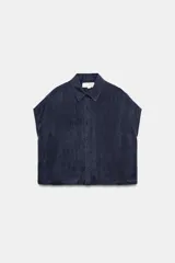 Camisa fluida oversize de lyocell color azul marino, con cuello solapa, manga corta tipo murciélago y cierre frontal con botones.