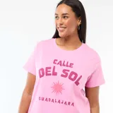 Camiseta de manga corta color rosa con cuello redondo. Presenta un estampado frontal en tono fucsia con la frase 'Calle del Sol' y 'Guadalajara' junto a un gráfico de un sol.