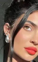 Aros colgantes dorados con forma de gota.