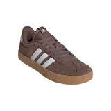Championes Adidas VL Court 3.0 de estilo urbano, confeccionados en gamuza color marrón con las icónicas tres bandas laterales en blanco. Presentan suela de goma vulcanizada color caramelo, detalle de talón en blanco y logo de la marca en dorado sobre el lateral.