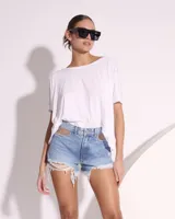 Remera blanca de algodón con escote en V y detalle de nudo ajustable en el frente.