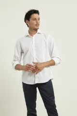 Camisa de vestir blanca sin bolsillos.