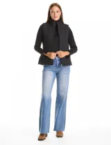 Chaleco capitoneado color verde oliva, con cuello alto, cierre frontal completo y bolsillos laterales. El interior está completamente forrado en símil piel para mayor calidez.