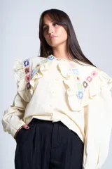 Camisa color crema con cuello Claudine y bordado de crochet multicolor.