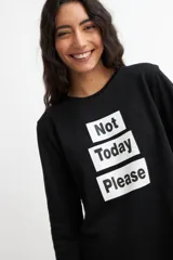 Remera negra de algodón con estampado frontal que dice "Not Today Please" en tres líneas, con letras blancas sobre rectángulos negros y bordes blancos.