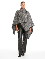 Ruana de Jones New York con estampado animal print en tonos blanco y negro. Presenta un diseño envolvente con cuello alto y cierre frontal mediante un botón tipo trenca.