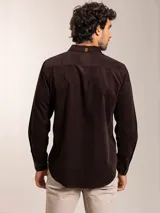 Camisa marrón de pana con corte regular fit, manga larga y bolsillo en el pecho.