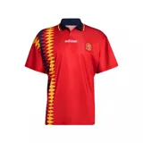 Camiseta de fútbol Adidas retro titular de la selección de España de 1994, de color rojo con cuello polo azul marino y un diseño geométrico de rombos en amarillo y azul marino en el lateral derecho.