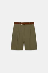 Bermuda fluida color verde militar con pinzas delanteras, tiro medio y trabillas en la cintura. Incluye un cinturón marrón de gamuza con hebilla metálica dorada.