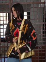 Chaleco color blanco de cuero con dos bolsillos a los lados con capacidad y bolsillos internos.