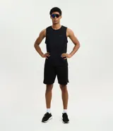 Musculosa deportiva Get Over de color negro, con cuello redondo y diseño sin mangas. Confeccionada en mezcla de modal, poliéster y elastano con tecnología Dry de secado rápido, e incorpora una pequeña estampa minimalista numérica en el pecho.