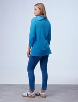 Blusa celeste en tejido texturado, marca Ruby Rd. Cuello volcado con aplique de botones.