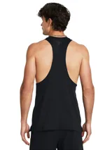 Musculosa deportiva Under Armour de corte atlético, confeccionada en tejido técnico elástico y transpirable con tecnología de secado rápido. Presenta diseño sin mangas con sisas amplias, cuello redondo y logo de la marca estampado en el pecho.