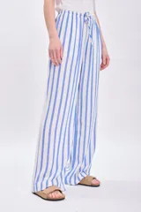Pantalón casual de corte amplio con estampado de rayas verticales celestes y blancas, con cintura elastizada y cordón ajustable.