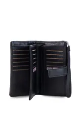 Billetera de mujer color negro con textura granulada, cierre de broche, bolsillo externo con cierre y correa de mano. Incluye logo metálico de la marca Lincoln's.