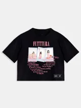 Remera crop negra de algodón con estampa frontal inspirada en el álbum Futttura de Tini, que incluye fotografías tipo polaroid y lista de canciones en color rosado. Presenta cuello redondo, mangas cortas y parche con logos de Under Armour y Tini en el ruedo.