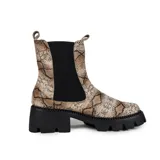 Botas Chelsea de cuero con estampado de piel de serpiente, laterales elásticos negros, tiradores en la caña y suela track negra.