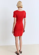 Vestido corto de punto fino color rojo, con mangas cortas, escote en V y detalle de lazo ajustable en el centro del pecho.