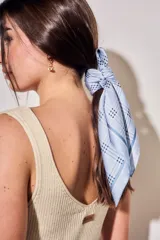 Bandana celeste con estampado de cuadros tartán en tonos azules y blancos, ligera y de diseño versátil para el cabello o el cuello.