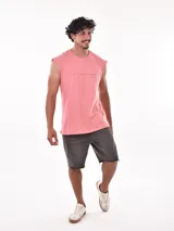 Musculosa gris con estampado frontal con la palabra "Paradise" en verde.