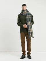 Bufanda de estilo escocés con textura suave, diseño a cuadros en tonos azul y verde, con flecos en los extremos.