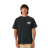Remera negra de manga corta con estampado pequeño en el pecho.