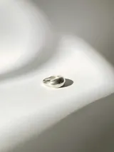 Anillo bombé de plata 950 con diseño de silueta sutilmente irregular.
